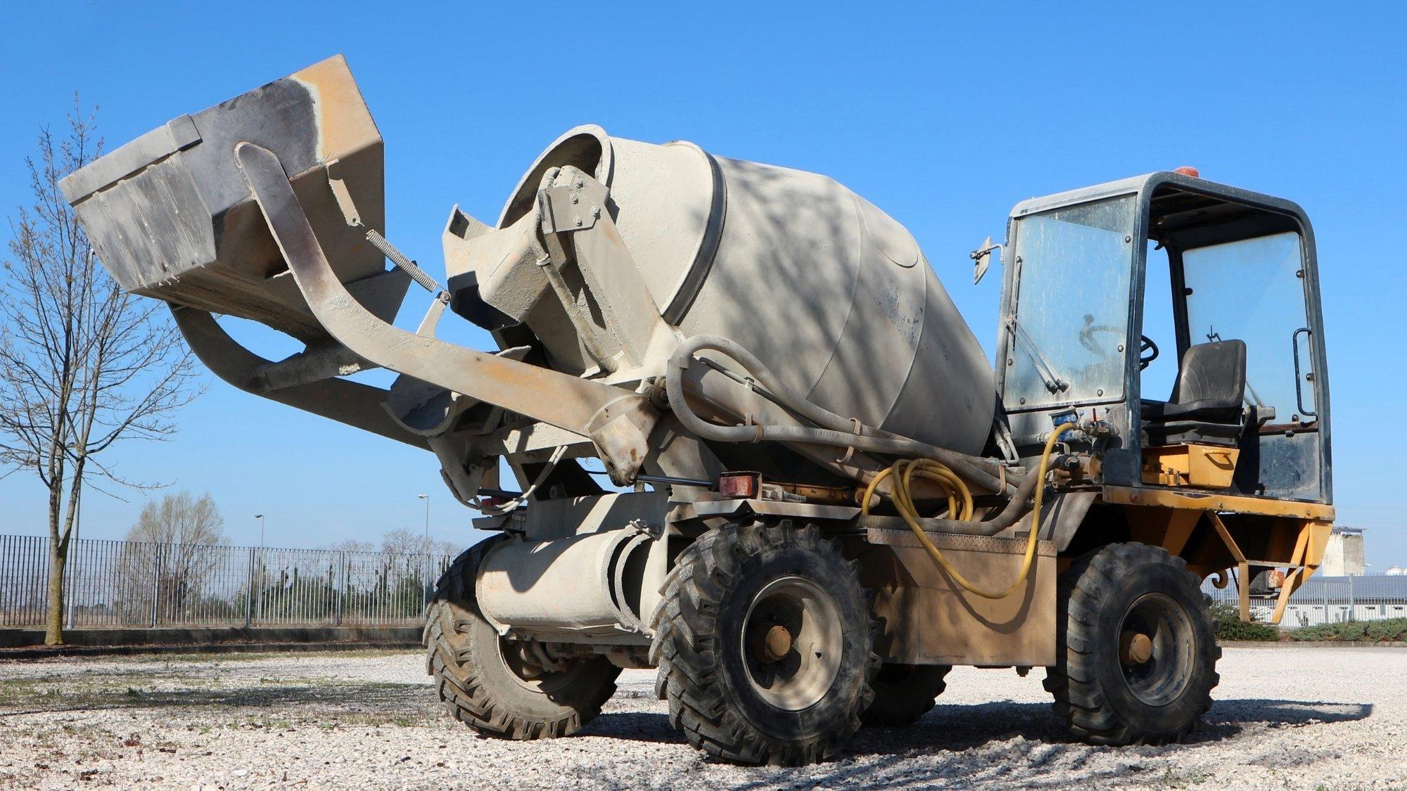 Self loading concrete mixer- AJAX 4 cu.m.