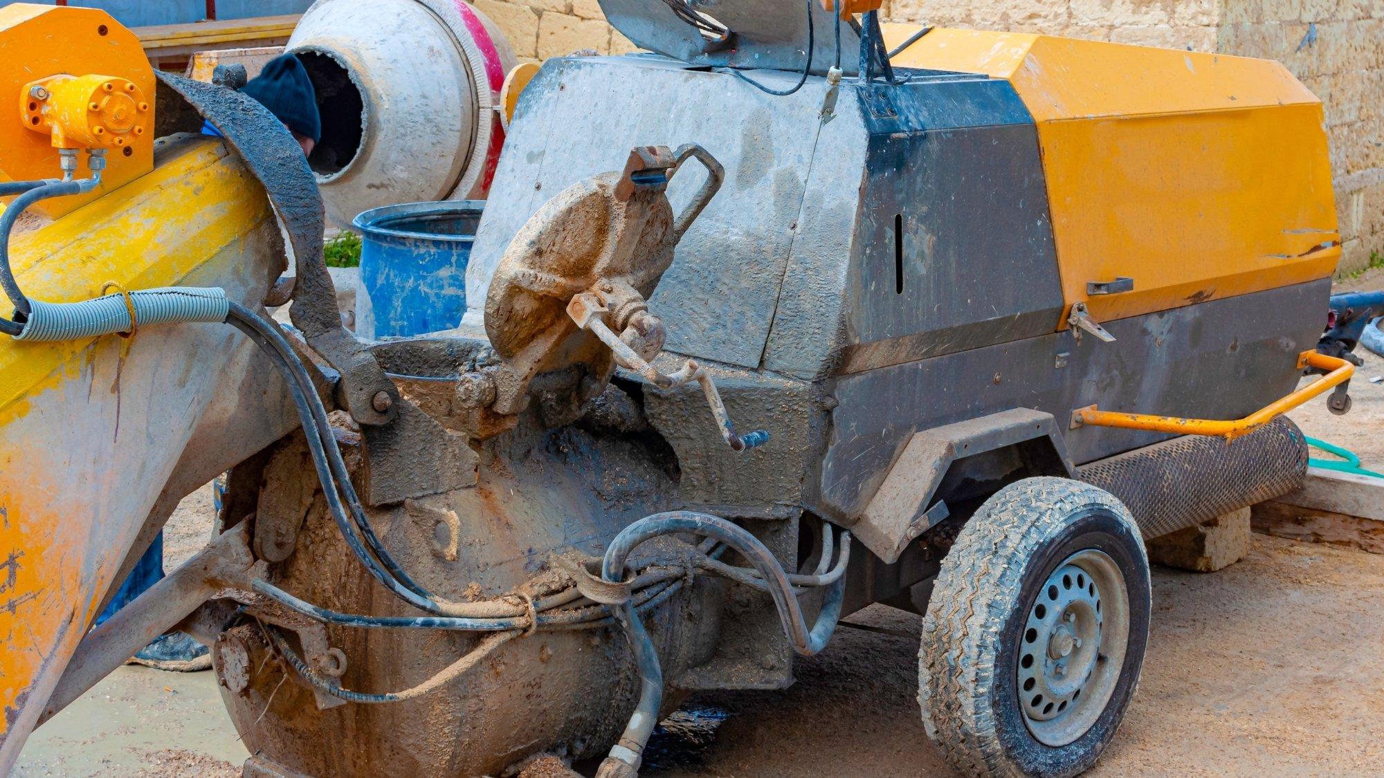 Stationary concrete pump